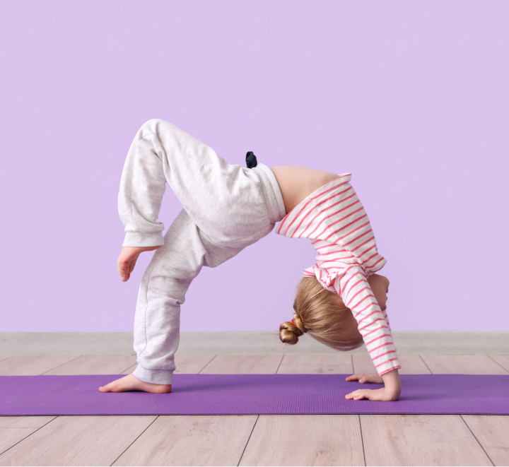 Enfant pratiquant le yoga en posture du pont