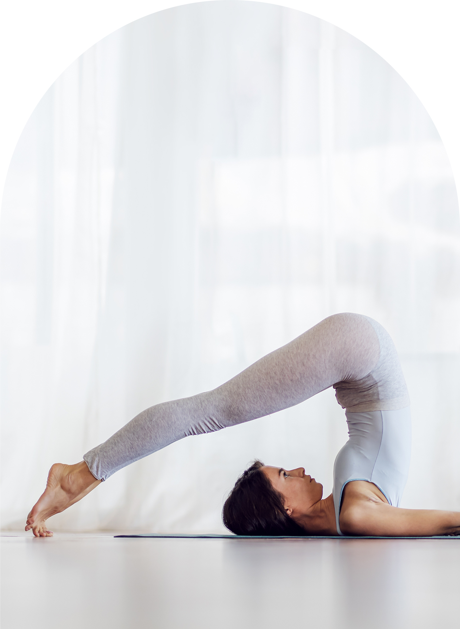 Femme en posture de la charrue pendant une séance de Vinyasa Yoga